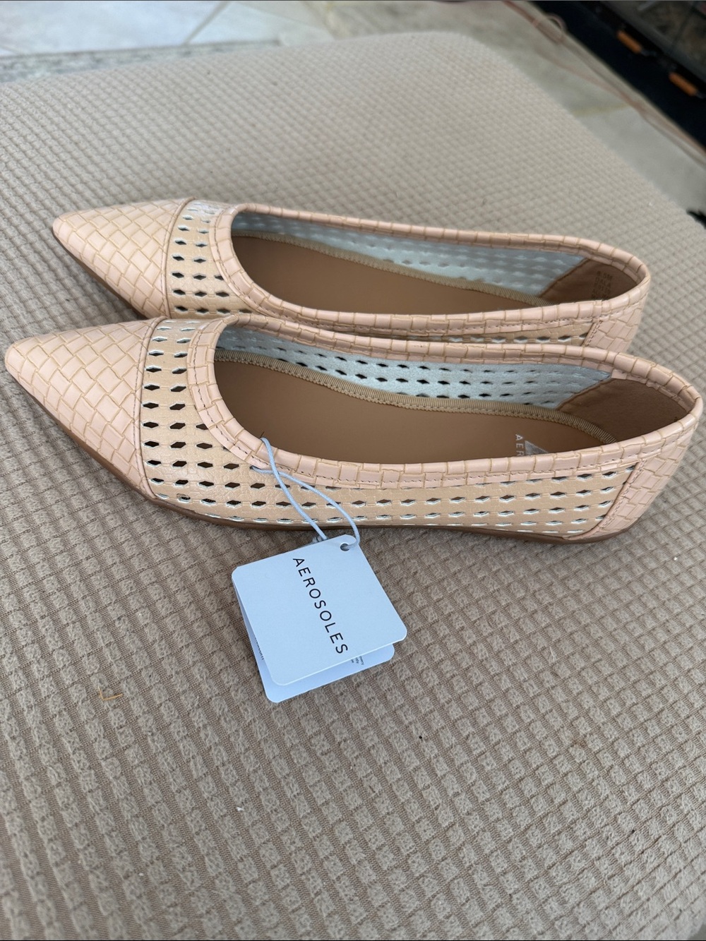 Aerosoles NWT Size 8.5M Faux Leather Pointed Toe Perforated Flats in Nude